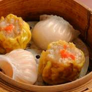 小籠包・蟹入り玉子シューマイ・海老蒸し餃子...オリジナル手作り点心が男女問わず大人気です☆その他のアラカルト料理も新鮮食材のこだわり中華料理用油にすべてコレステロール０製品を使用してます。