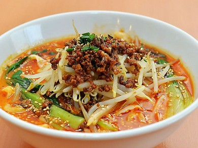 職人の技、店内で手作り刀削麺。