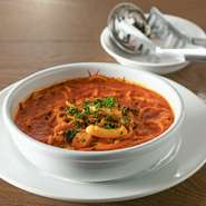 1972年の創業時から愛され続ける「イタリア式食堂 CHIANTI」伝統の一品。あつあつのピリ辛トマトスープにガーリックの風味が食欲をそそる、ボリューミーなスープスパゲティです。