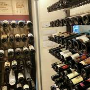 入り口横の大きなセラーの中にはイタリア全域から取り寄せた約50種のワインが揃えられ、その時期だけ楽しめる季節ワインもその時々で用意されています。フルボトル1本1600円～とリーズナブルに楽しめます。