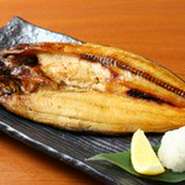 八戸から直送される新鮮な魚を贅沢に焼いた一品。
日替わりでシマホッケやハラスなどが楽しめます。