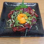 卵黄とクジラ肉、当店オリジナルのソースのハーモニーをお楽しみください。