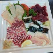 鹿の子、ベーコン、赤身、本皮、さえずりなど5種の部位をご用意しております！　ハーフ盛1500