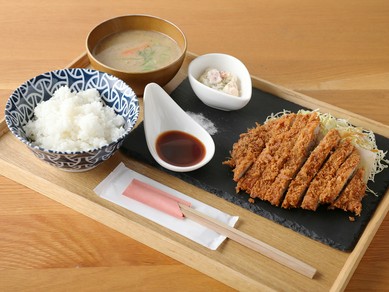 脂身が少なくしっとりとした旨みの、サックリボリューミーな『とんかつ定食』