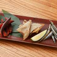 長崎県「山道水産」より届けられる干物に、青森県「越田商店」の珍味、「黄金崎農場」の辛味大根など。お酒のお相手にピッタリの品を用意。カウンターでしみじみと一人飲みもオススメです。