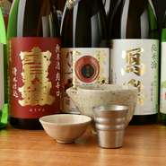店主こだわりセレクトの日本酒。蕎麦の香りを邪魔しないスッキリとしたテイストのものを中心に、全国各地から飲み頃の地酒を厳選。蕎麦や焼きものを味わい深くしてくれます。