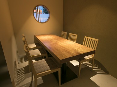 最大6名まで利用できるプライベートな個室