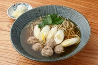 鴨つくねといただく温蕎麦。つくね自体の食感はもちろん、だしに溶け込んだ鴨の風味も絶妙な一品です。