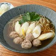 鴨つくねといただく温蕎麦。つくね自体の食感はもちろん、だしに溶け込んだ鴨の風味も絶妙な一品です。