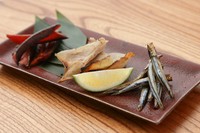 青森や長崎より届けられる魚たち。いろりで焼くことで香ばしさもプラス。『炙り鮭とば』『エイヒレ炙り』『きびな一夜干し』に、旬のオススメも用意。各種単品でオーダー可能です。