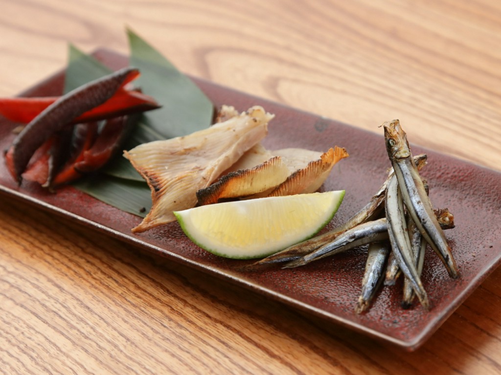 いろりが引き出す旨み。直送魚の『炙り』