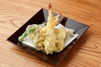 海の幸、山の幸。旬の食材を心行くまで堪能できる天ぷらの盛り合わせ。
