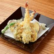 海の幸、山の幸。旬の食材を心行くまで堪能できる天ぷらの盛り合わせ。