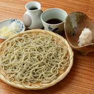 青森の農場から直接仕入れた辛味大根がキリッとアクセントを効かせ、蕎麦の香りや食感がより一層際立ちます。お食事としてはもちろん、〆の一杯としてもさっぱりいただけます。