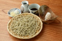 青森の農場から直接仕入れた辛味大根がキリッとアクセントを効かせ、蕎麦の香りや食感がより一層際立ちます。お食事としてはもちろん、〆の一杯としてもさっぱりいただけます。