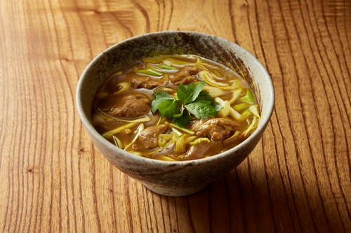 食欲をそそるスパイシーなカレー南蛮蕎麦