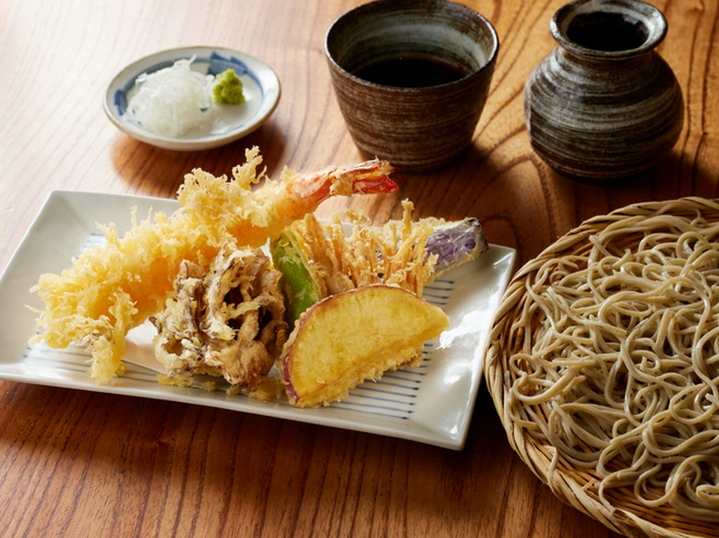 衣はパリッとした大海老と旬菜の天せいろ