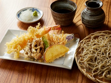 衣はパリッとした大海老と旬菜の天せいろ