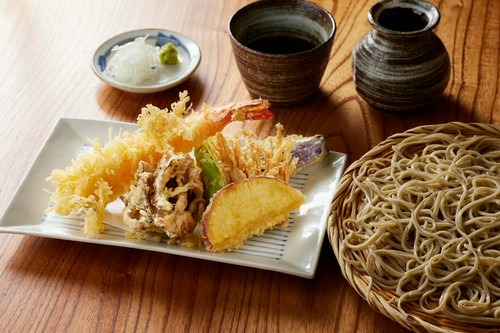 衣はパリッとした大海老と旬菜の天せいろ