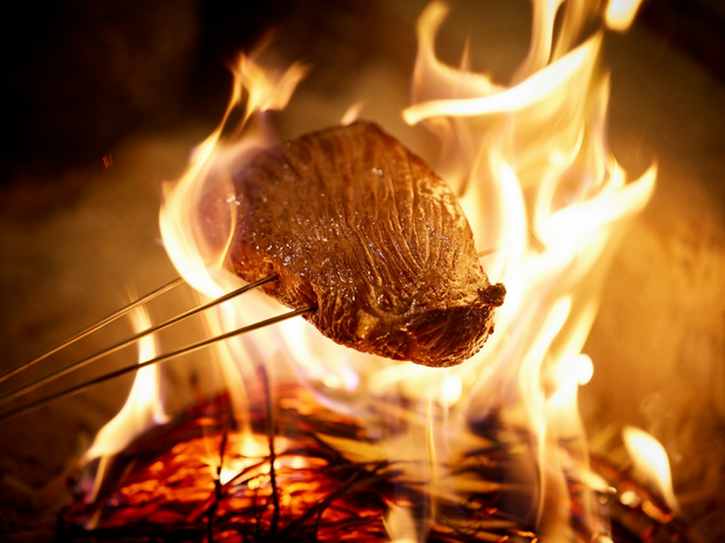 香り立つ和牛の藁焼き