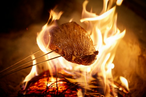 香り立つ和牛の藁焼き