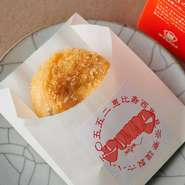 蟹の量はとにかくたくさん！　サクサクの『蟹クリームコロッケ』は最初はそのまま、鹿児島醤油がベースのソースで味わいを変えて、あっという間においしく完食。大満足の一品です。