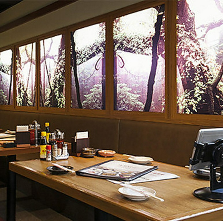 和モダンな落ち着いた空間で、仲間との楽しい会食を