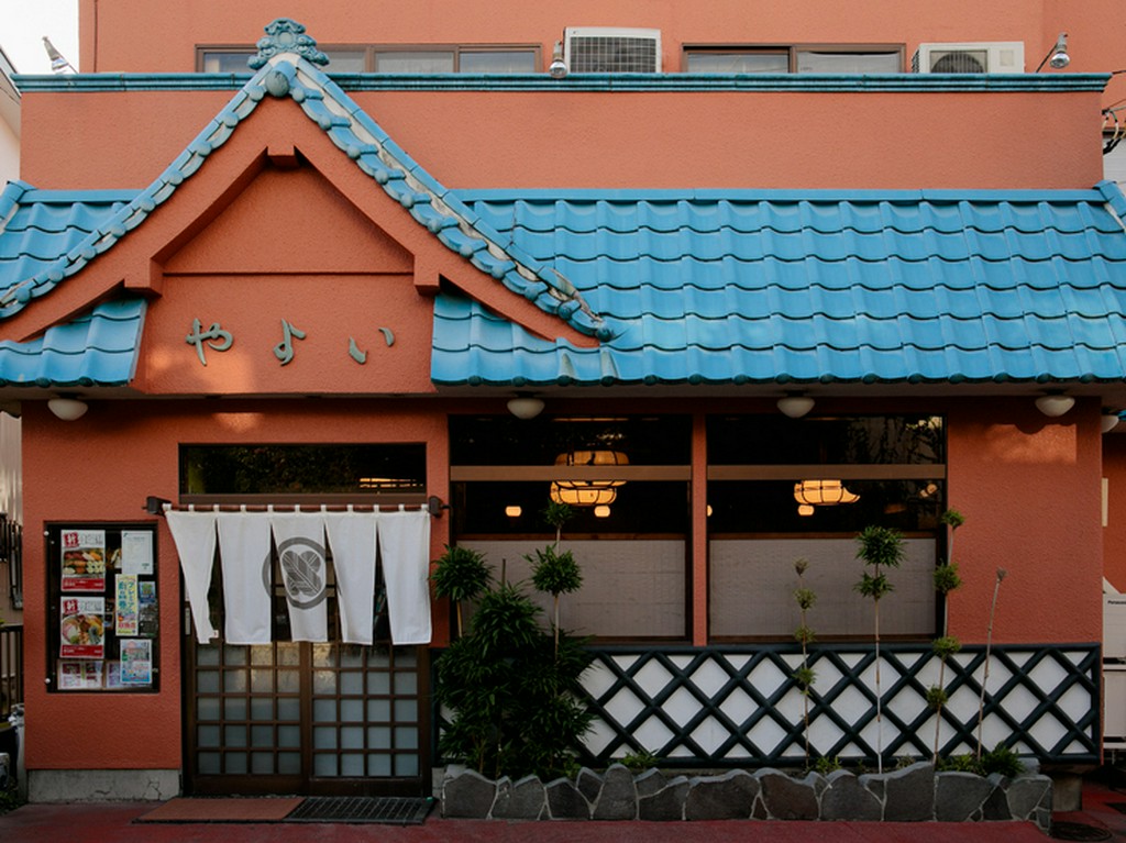 静かな住宅街の一角にある、昔ながらの寿司店