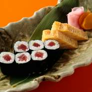 サビ抜きの寿司はもちろんですが、リクエストをすればお子様用のお寿司を用意してもらえます。食べやすい『鉄火巻』や『玉子焼き』は、大人も子供も大好きな定番メニュー。