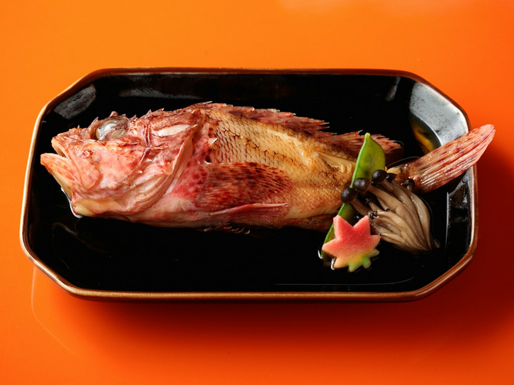 尾頭付きの魚の形を崩すことなく、甘辛く丁寧に仕上げた『煮付け』