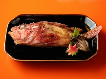 尾頭付きの魚の形を崩すことなく、甘辛く丁寧に仕上げた『煮付け』