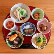 日ごとに内容が変わる季節の食材を使った前菜。
