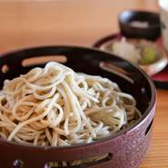 女将、手打ち蕎麦。