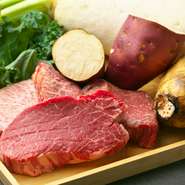 九州・東北地方をはじめ各地から仕入れる厳選和牛は『牛ヒレカツサンド』など店自慢の肉料理に。こだわりの料理に彩りを添えるのは「源助だいこん」をはじめとした地元の加賀野菜です。