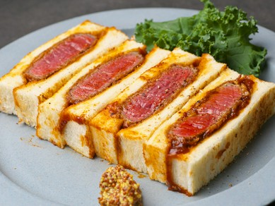 やわらかなヒレ肉をレアでいただく『名物牛ヒレカツサンド』