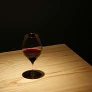 ナチュール主体のワインセレクトやオリジナルブレンドのコーヒー豆を使ったコーヒーカクテルなど、厳選されたお酒がモーニングタイムからお楽しみいただけます。昼飲みもぜひお気軽に！