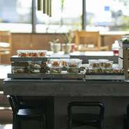 THE REIGN HOTEL KYOTOは、眠り・食・アート＆クリエイティブの質を高めることで、新しい感覚の京都滞在を体験できるデザインホテル。デンマークの伝統料理「スモーブロー」やナチュールワインをご用意しています。