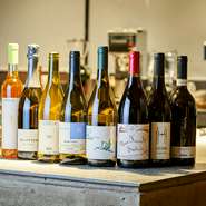 ソムリエが仕入れる厳選されたワインをご用意しています。ナチュール系ワインが豊富で、気軽にお試しいただきやすい価格帯も魅力。