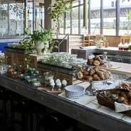 朝食は、デンマークの伝統料理『スモーブロー』や伝統農法でつくられる京野菜の冷／温菜、フルーツやヨーグルト、豊富な種類の朝焼きのパンなどを自由に召し上がっていただけるデリビュッフェスタイルです。