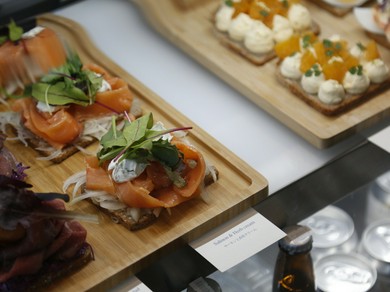 オシャレな店内と色とりどりの料理は、女子会にもぴったり