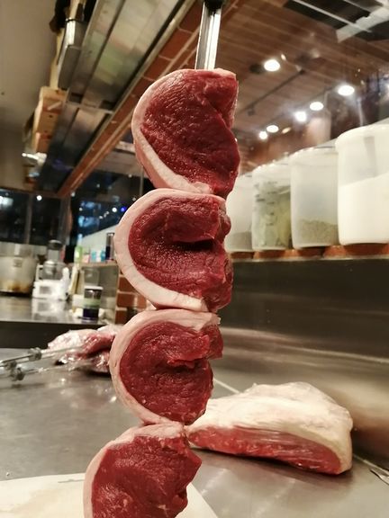 シュラスコ自体がサプライズ！　楽しいひと時をお過ごしください