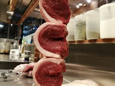 シュラスコ自体がサプライズ！　楽しいひと時をお過ごしください