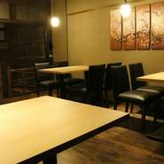 温かい雰囲気でゆっくりくつろげる店内。カウンタ―席、テーブル席と、明るい空間でお食事をお楽しみいただけます。和風の落ち着いた空間でゆったり、美味しいお酒と丁寧に作られたお料理をお楽しみください。