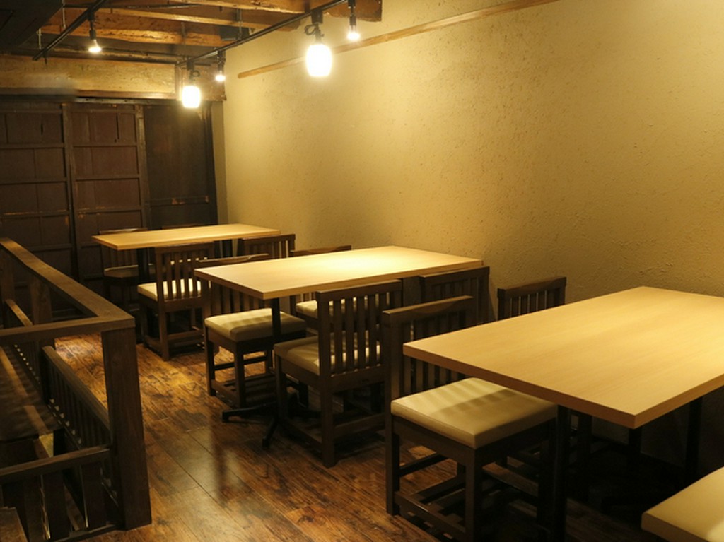 フロア貸切も可能なテーブル席