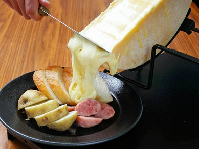 とろ~りチーズを目の前で『ラクレットチーズ』