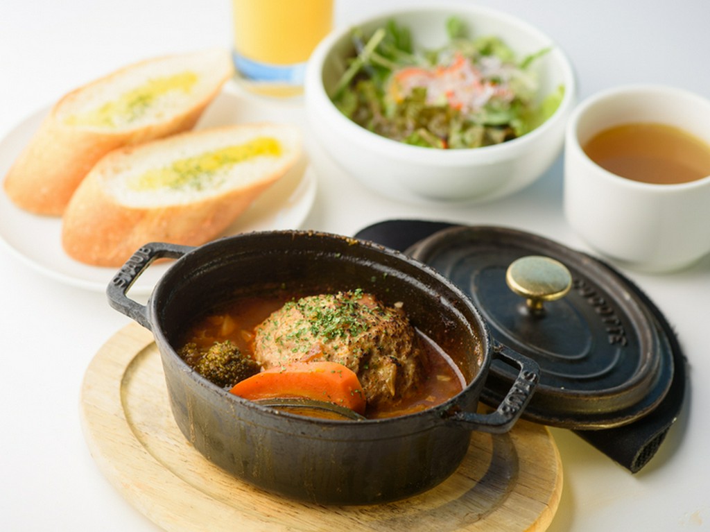 オシャレなストウブ料理に女子会向けのコースもあり