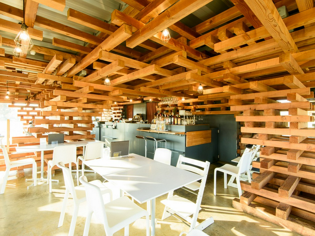 木を井桁に組み合わせた、自然の温もりあふれる空間