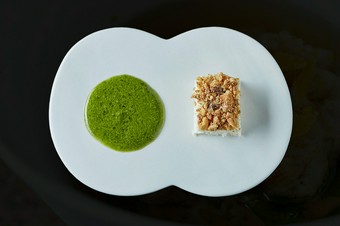 目で舌で味わう、美しい一皿『前菜　チーズケーキ自家製春菊のジェノベーゼ』