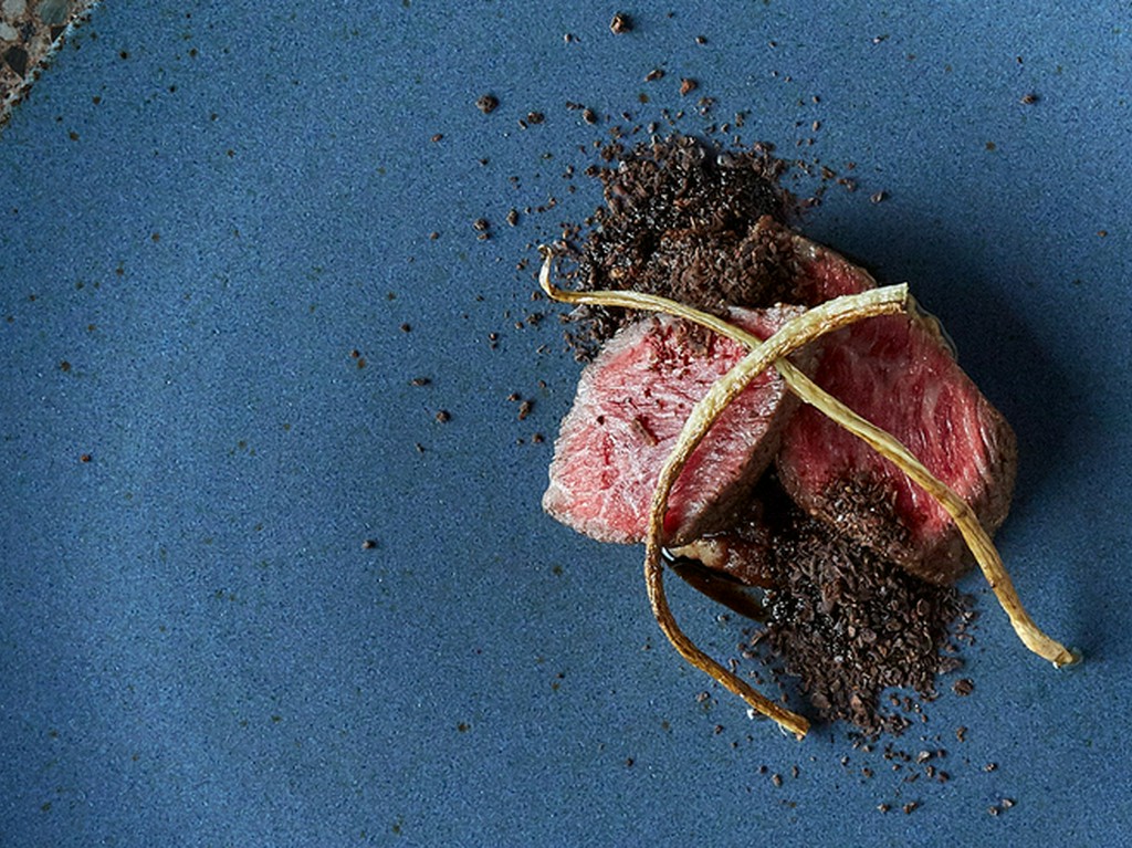 細やかなサシと鮮紅色が特徴の「広島牛」を、じっくりと焼き上げた『4%の奇跡』