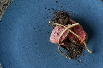 細やかなサシと鮮紅色が特徴の「広島牛」を、じっくりと焼き上げた『4%の奇跡』